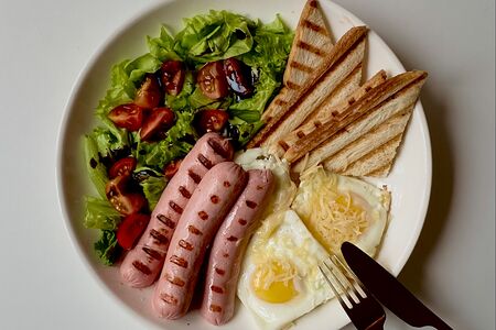 Яичница с сосисками и сыром