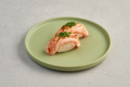 Нигири с опаленным лососем