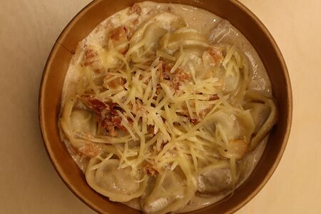 Пельмени с соусом Карбонара