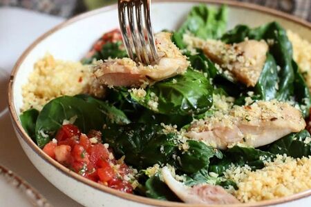 Салат с куриным бедром, шпинатом и кускусом