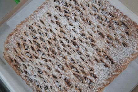 Пирог с черносливом и грецким орехом