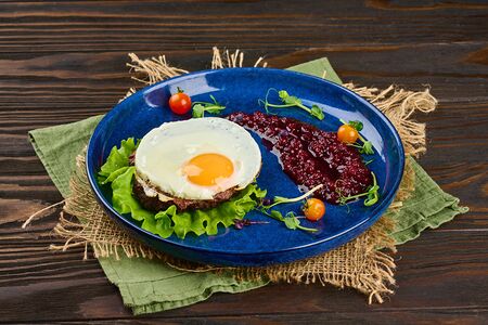 Бифштекс из лося с яйцом