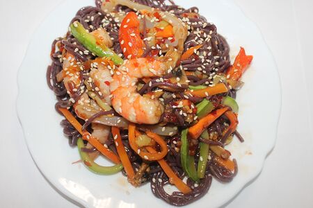 Якисоба с морепродуктами в устричном соусе