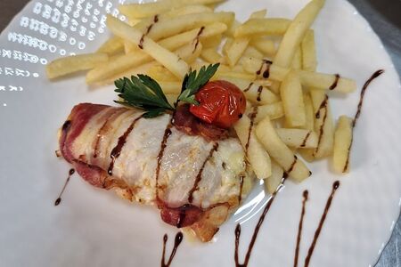 Куриный рулет в беконе с картофелем фри