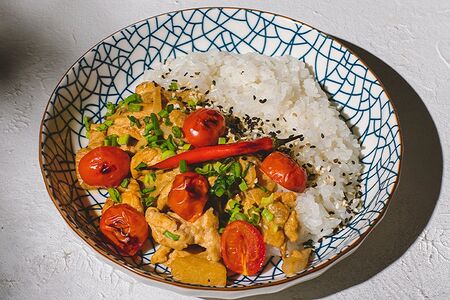 Рис с курицей карри и ананасами