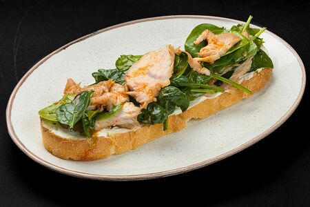 Брускетта с индейкой, мини-салатом и соусом 1000 островов 