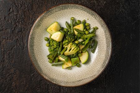 Жареные зеленые овощи