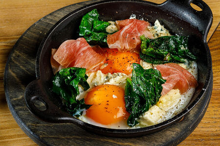 Глазунья с хамоном, горгонзолой и шпинатом