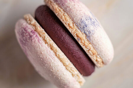 Макарон Черная смородина