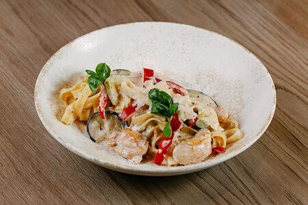 Феттучини с цыпленком и овощами