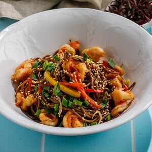 Лапша гречневая с креветками и овощами