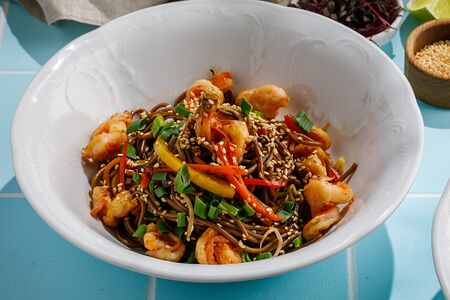 Лапша гречневая с креветками и овощами