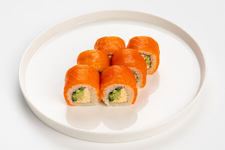 Филадельфия с лососем и соусом Том ям