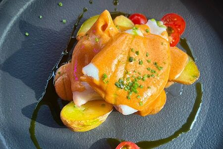 Кальмар гриль с запечённым мини-картофелем и томатами