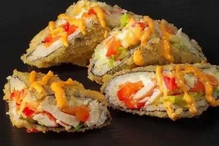 Сэндвич с копченым лососем и снежным крабом