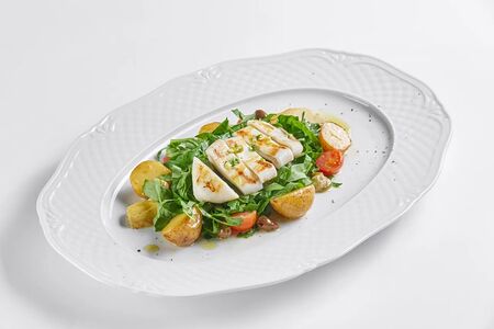 Тёплый салат с кальмарами