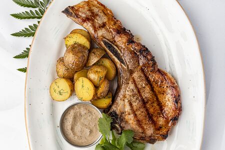 Свиная корейка с мини-картофелем