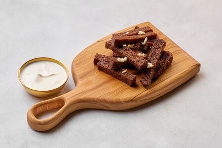 Чесночные гренки с соусом тартар