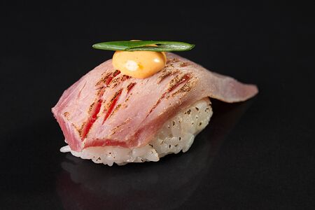 Суши с опаленным тунцом и спайси 