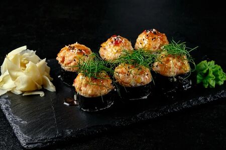 Запеченный ролл с креветкой тартар