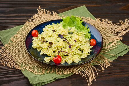 Фарфалле с соусом песто