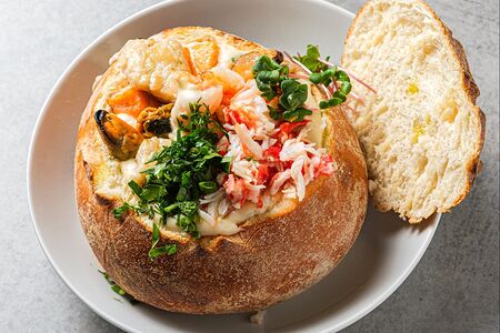 Суп Чаудер крабовый с креветками в хлебе