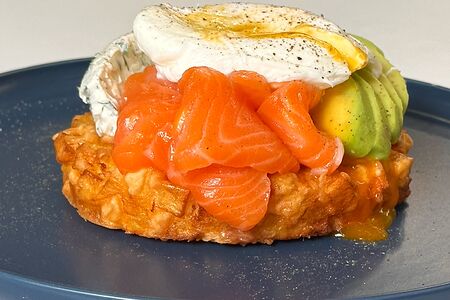 Хэшбраун с форелью и яйцом пашот