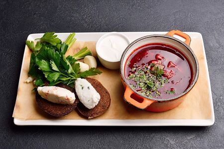 Борщ с говядиной и сметаной