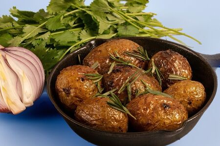Печёный картофель с розмарином и чесноком