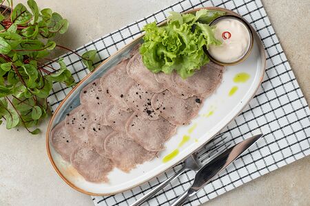 Язык говяжий с соусом дзадзыки