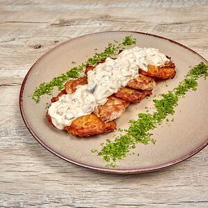 Драники с медальонами под грибным соусом