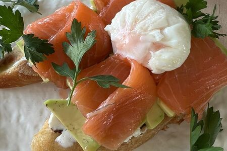 Брускетта с лососем, авокадо и яйцом пашот