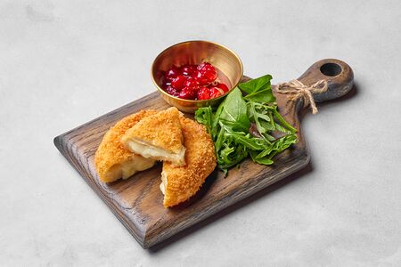 Камамбер с ягодным соусом