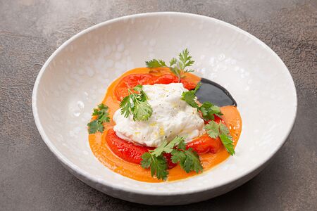 Салат со страчателлой и печеным перцем