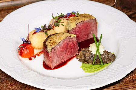 Оленина под пармским сыром