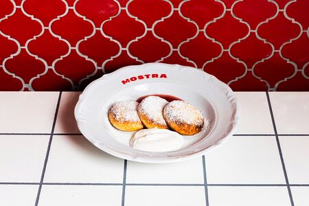 Сырники из рикотты с ягодным соусом и сметаной