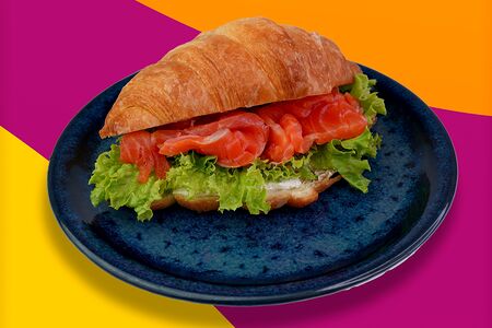 Круассан с лососем и авокадо