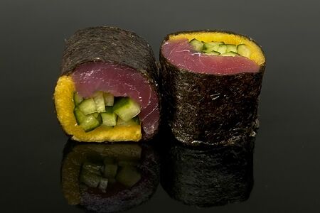 Кето-ролл с тунцом и манго