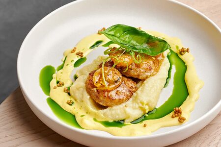 Котлетки из курицы с картофельным кремом и грибным соусом