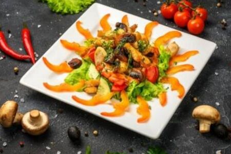 Теплый салат с курицей