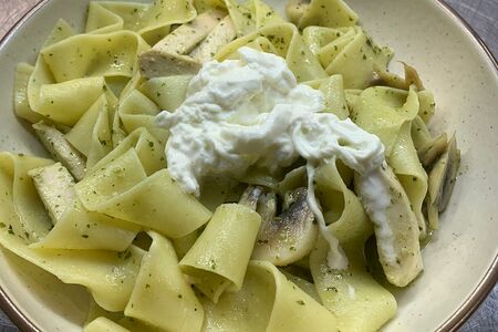 Паппарделле, куриное филе, грибы, соус песто, страчателла