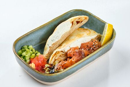 С малосольной семгой и творожным кремом