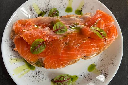 Брускетта с лососем шеф-посола