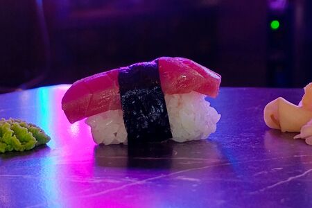 Суши с тунцом