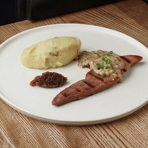 Говяжий язык под перечным соусом и картофельное пюре