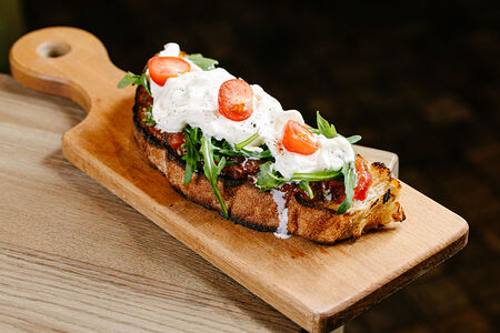 Брускетта с томатами и сыром страчателла