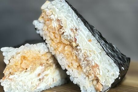 Онигири с лососем терияки