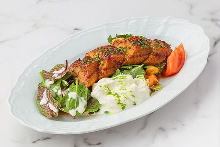 Салат с угрём и страчателлой