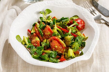 Салат с томатами и авокадо