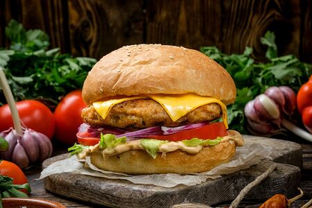 Бургер с курицей и сыром